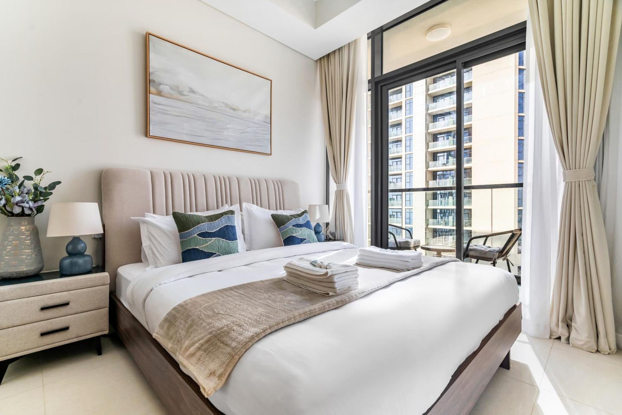 Luxury 3br With Balcony & Views, Aykon Tower Apartment *